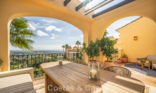 Penthouse en première ligne de golf avec de vues sur le golf et la mer à vendre dans une urbanisation fermée à Benahavis - Marbella 74740 