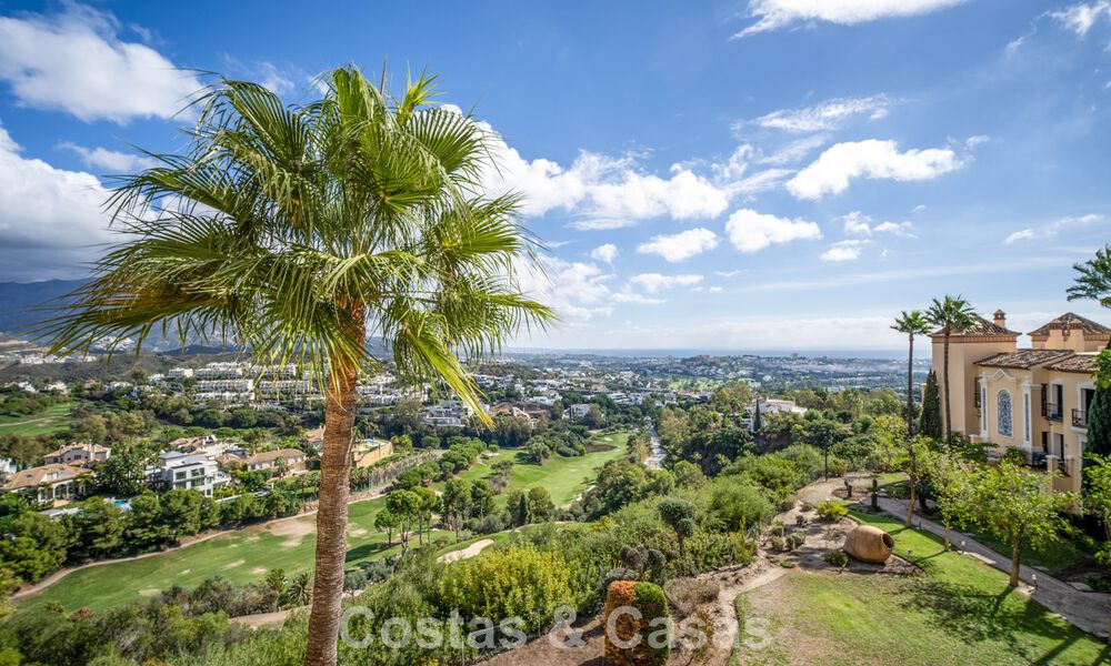 Penthouse en première ligne de golf avec de vues sur le golf et la mer à vendre dans une urbanisation fermée à Benahavis - Marbella 74741