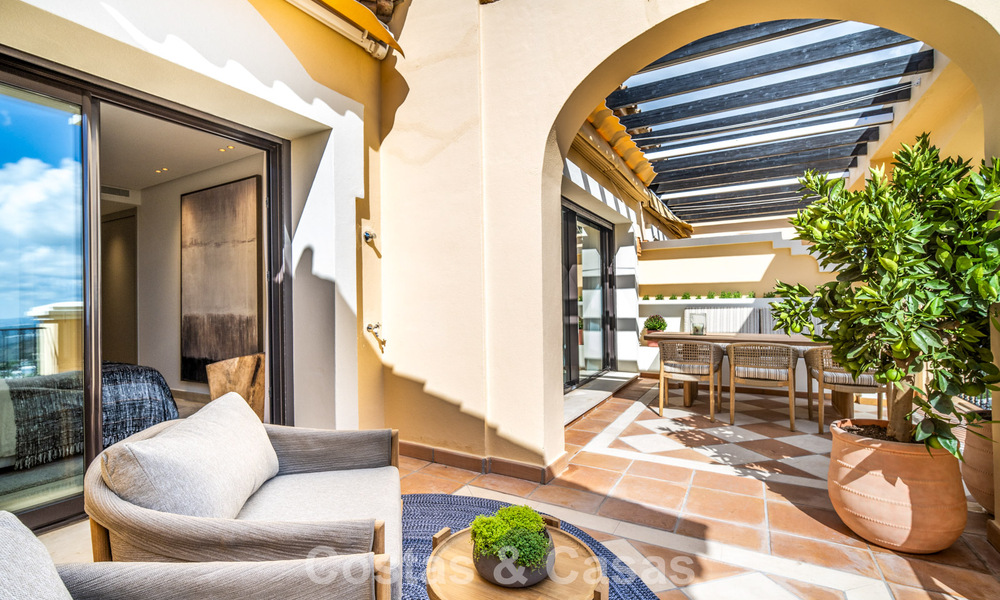 Penthouse en première ligne de golf avec de vues sur le golf et la mer à vendre dans une urbanisation fermée à Benahavis - Marbella 74756