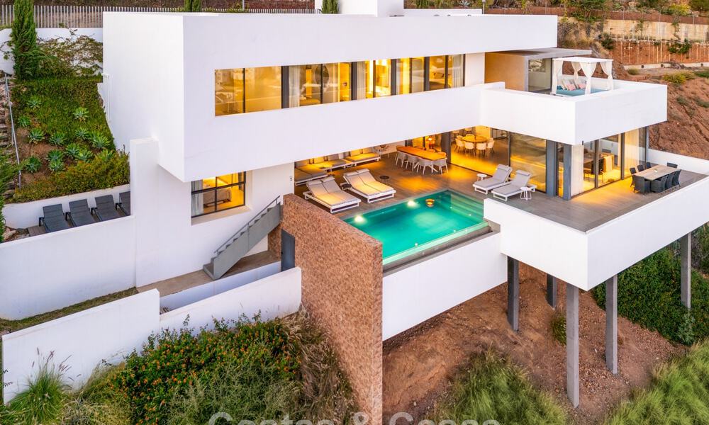 Villa de luxe moderniste à vendre, avec vue sur la mer dans une communauté fermée à Benahavis - Marbella 773606