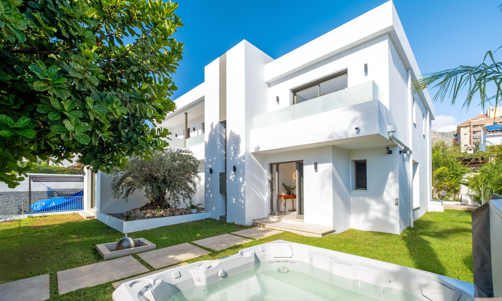 Villa de luxe moderniste à vendre à quelques pas des commodités sur le prestigieux Golden Mile de Marbella 773929