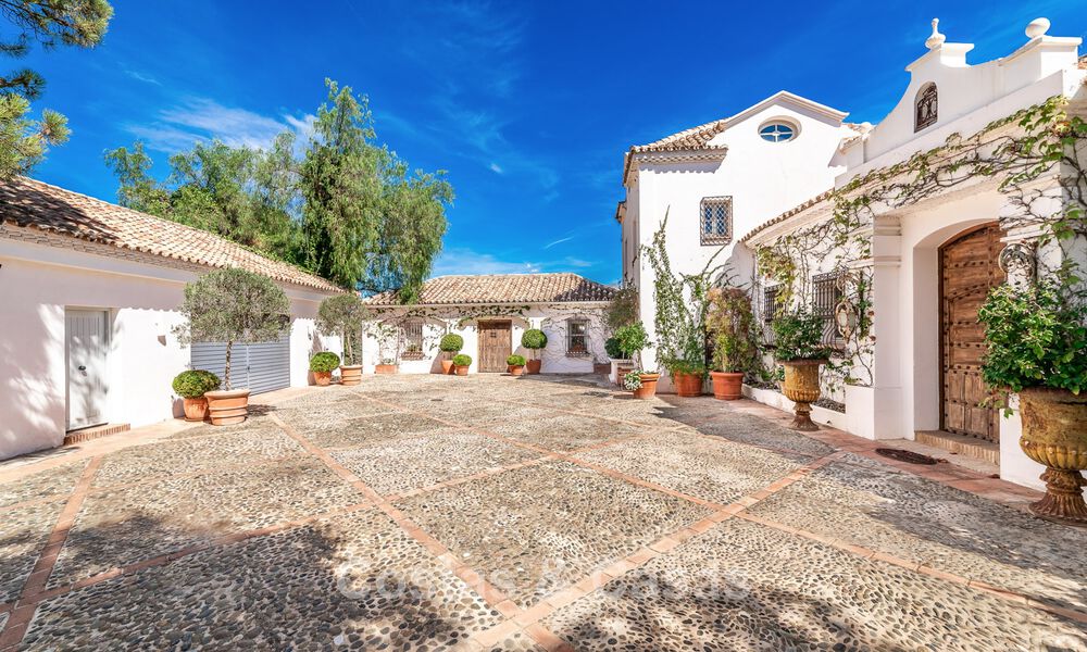 Charmante villa de luxe sur un magnifique terrain à vendre entouré de verdure à El Madroñal, Benahavis - Marbella 774131