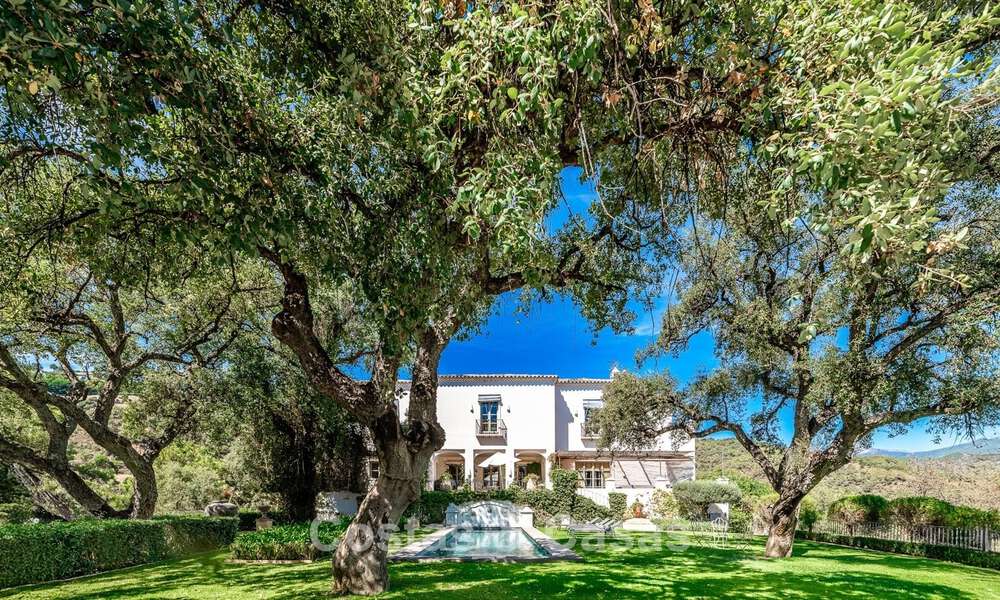 Charmante villa de luxe sur un magnifique terrain à vendre entouré de verdure à El Madroñal, Benahavis - Marbella 774132