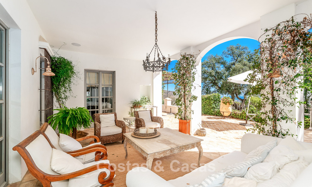 Charmante villa de luxe sur un magnifique terrain à vendre entouré de verdure à El Madroñal, Benahavis - Marbella 774146