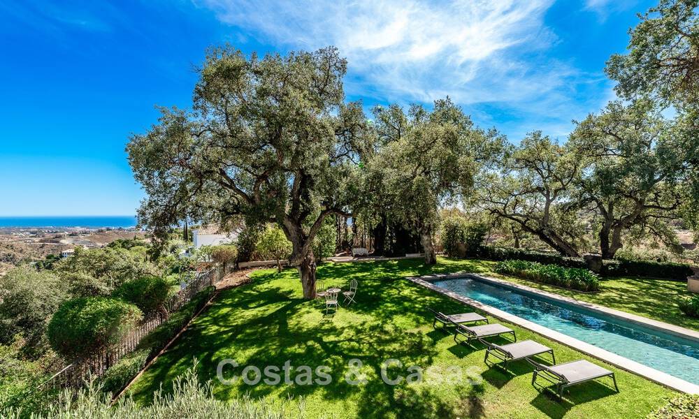 Charmante villa de luxe sur un magnifique terrain à vendre entouré de verdure à El Madroñal, Benahavis - Marbella 774147