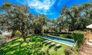 Charmante villa de luxe sur un magnifique terrain à vendre entouré de verdure à El Madroñal, Benahavis - Marbella 774149 