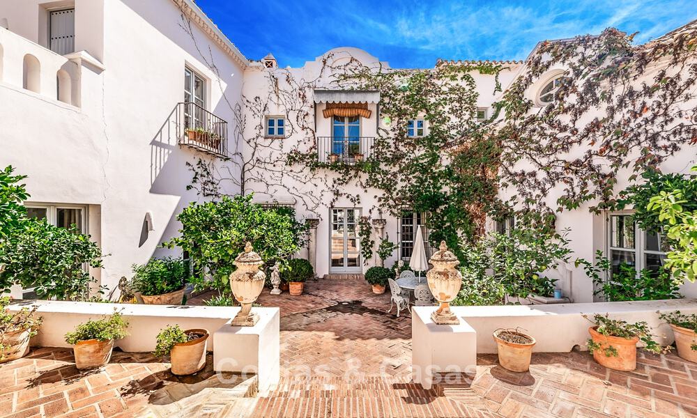 Charmante villa de luxe sur un magnifique terrain à vendre entouré de verdure à El Madroñal, Benahavis - Marbella 774150