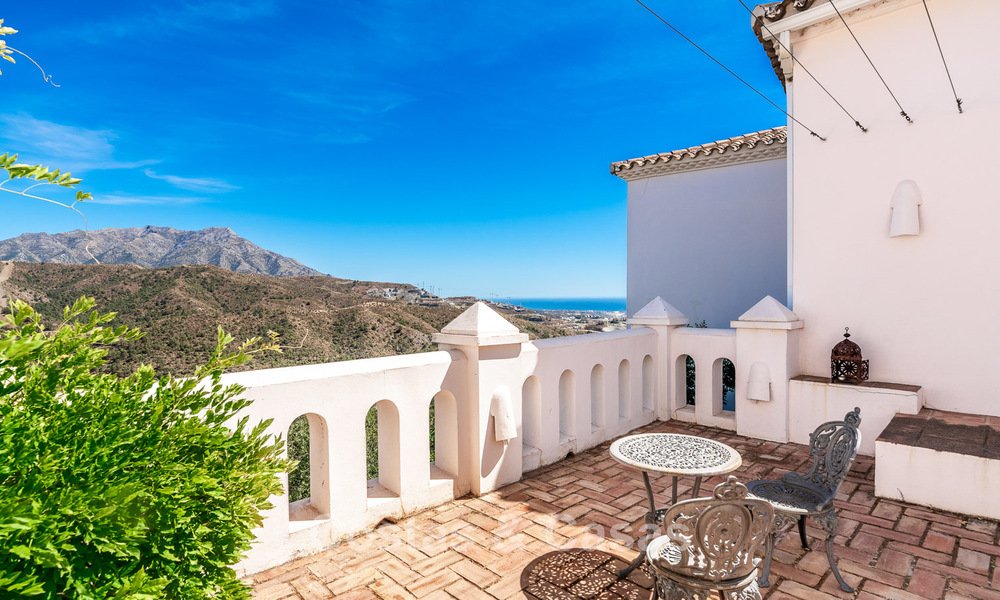 Charmante villa de luxe sur un magnifique terrain à vendre entouré de verdure à El Madroñal, Benahavis - Marbella 774152