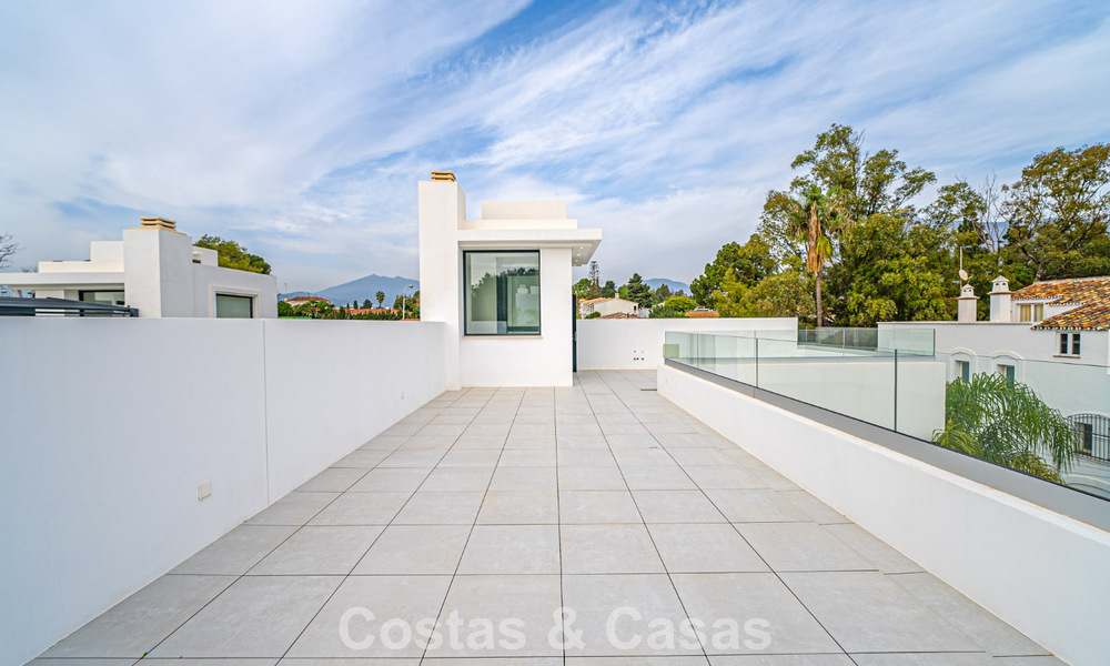 Prête à emménager, villa moderne de nouvelle construction à vendre à deux pas de la plage sur le Golden Mile de Marbella 774334