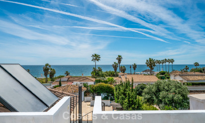 Villa méditerranéenne modernisée à vendre à quelques mètres de la plage entre Marbella et Estepona 799611