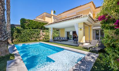 Villa jumelée rénovée à vendre avec vue sur la mer sur le golf à l’est de Marbella 800237
